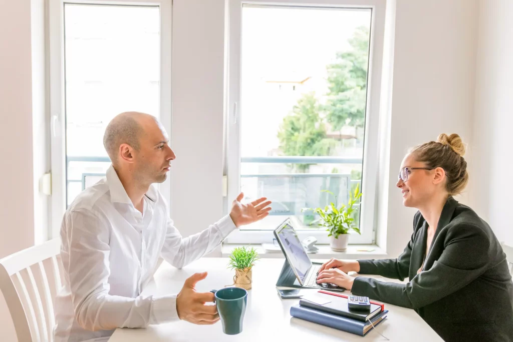 deux-hommes-d-affaires-ayant-une-conversation-au-bureau